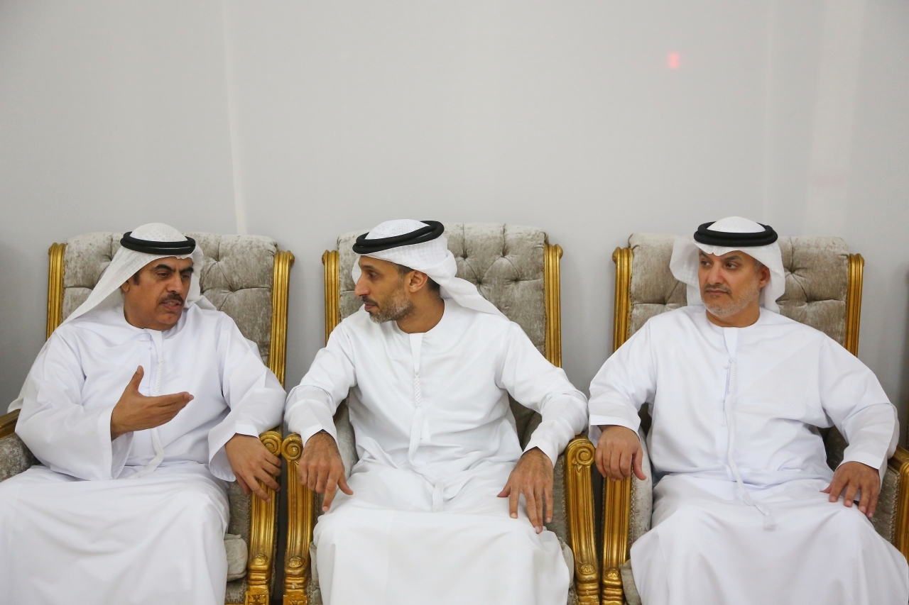 "خلفان بالهول وراشد الشامسي وأحمد بن الشيخ خلال العزاء"