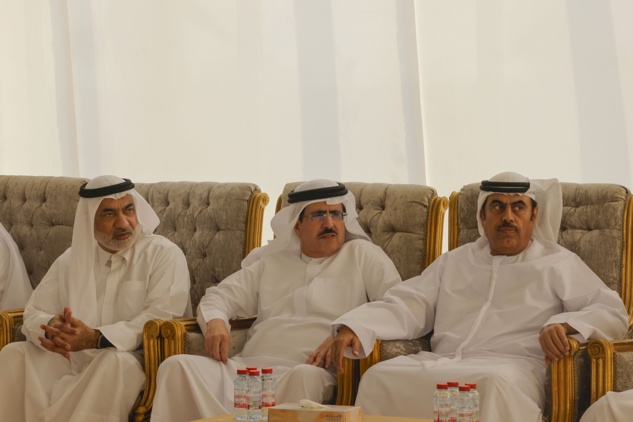 "سعيد الطاير ومحمد الزرعوني خلال تقديم واجب العزاء إلى أحمد بن الشيخ"