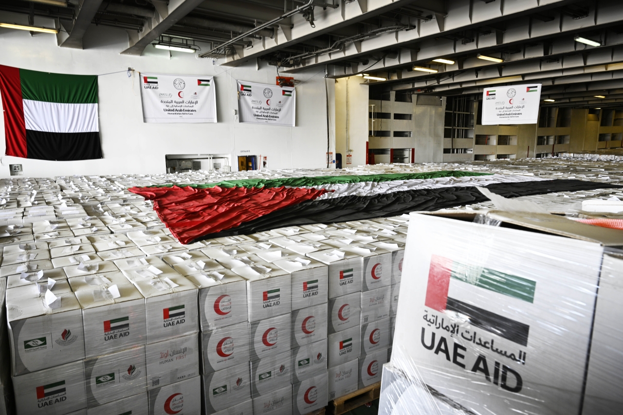 "مواد غذائية ومساعدات طبية تضمنتها حمولة السفينة لإغاثة الأشقاء في غزة"