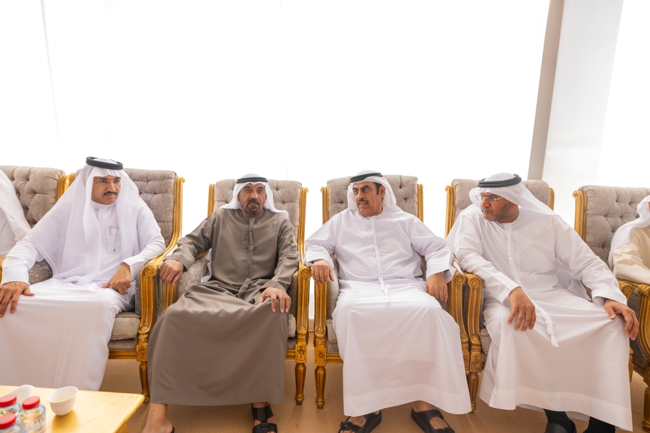 "أحمد بن سعيد وأحمد الزعابي خلال تقديم واجب العزاء إلى أحمد بن الشيخ وناصر بن الشيخ"