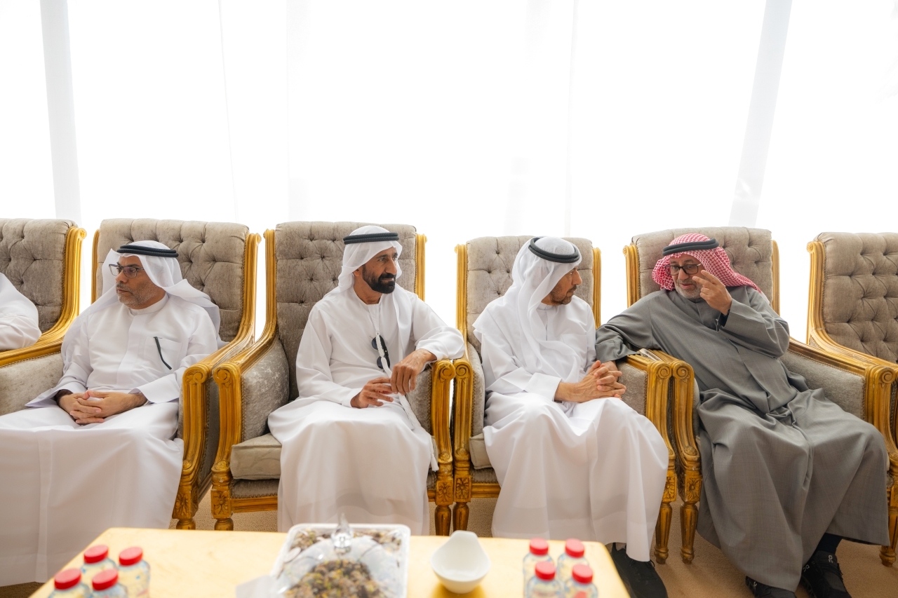 "أحمد الجمري ومحمد القاسمي وحسين المطلق وعبدالوهاب الرومي خلال العزاء"