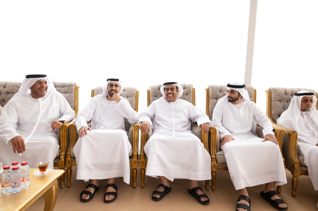 "عمر العلماء وعبدالعزيز النعيمي وأحمد الحداد خلال تقديم واجب العزاء إلى أحمد بن الشيخ وناصر بن الشيخ"