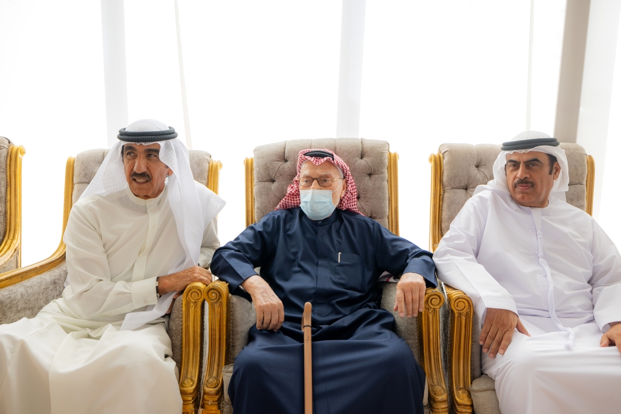 "عبدالله الشرفاء ومحيي الدين بن هندي يعزيان أحمد بن الشيخ | تصوير: يماني العفاري"