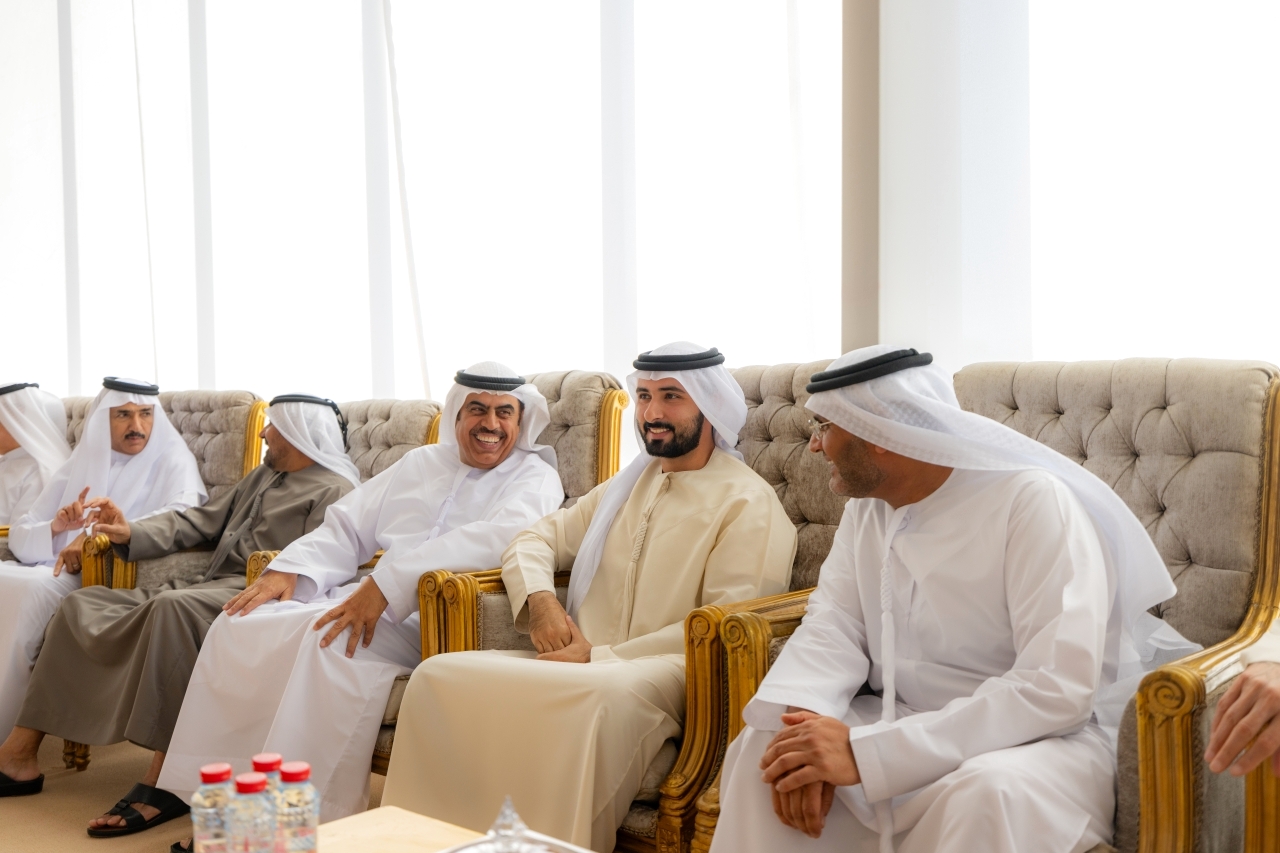 "أحمد بن سعيد وماجد بن محمد وأحمد الزعابي خلال تقديم واجب العزاء إلى أحمد بن الشيخ وناصر بن الشيخ"