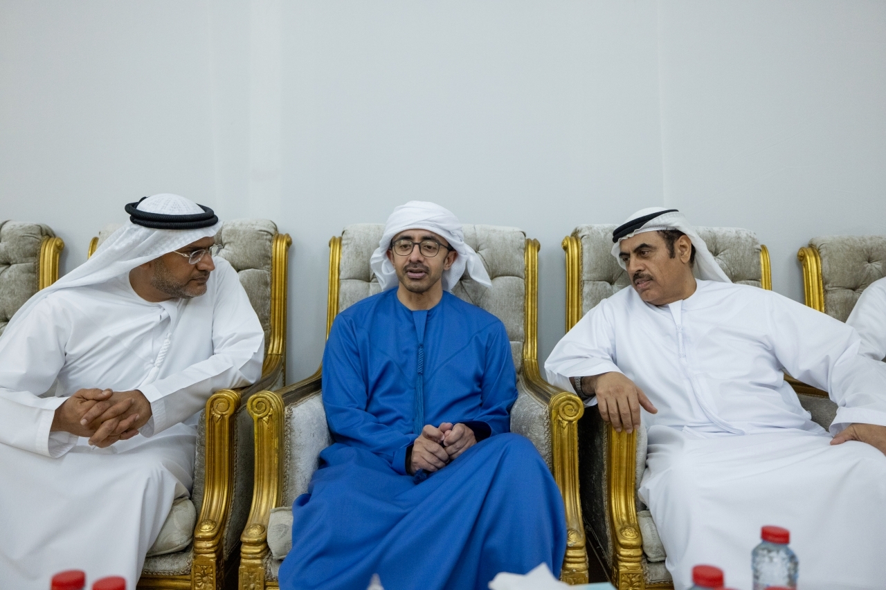 "عبدالله بن زايد معزيا أحمد بن الشيخ وناصر بن الشيخ | تصوير: يماني العفاري"