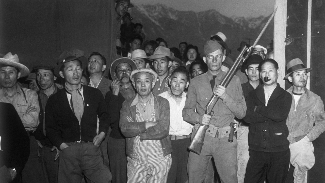 "1942 الرئيس فرانكلين روزفلت يوقع على قرار يتيح نقل الأمريكيين من أصل ياباني إلى معسكرات عزل."