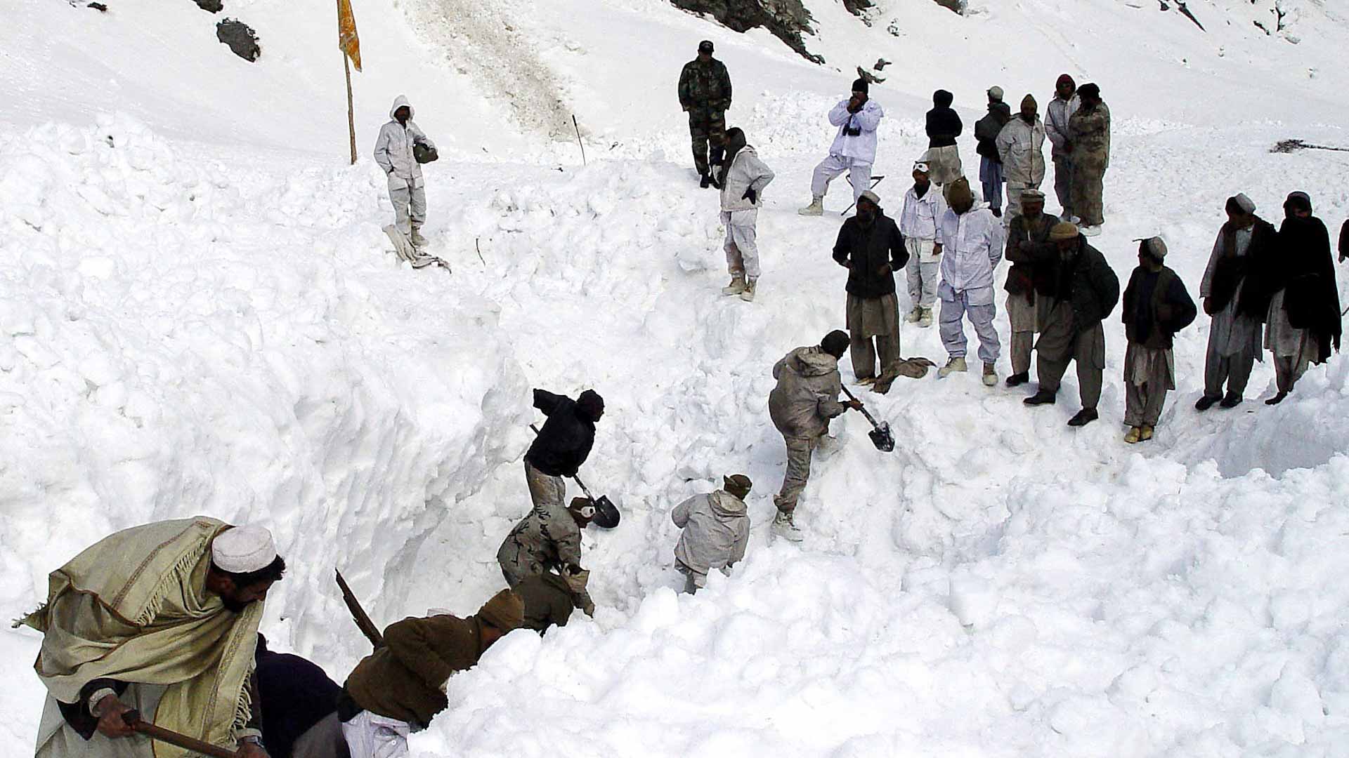 25 قتيلاً في انهيار أرضي جراء تساقط الثلوج في أفغانستان
