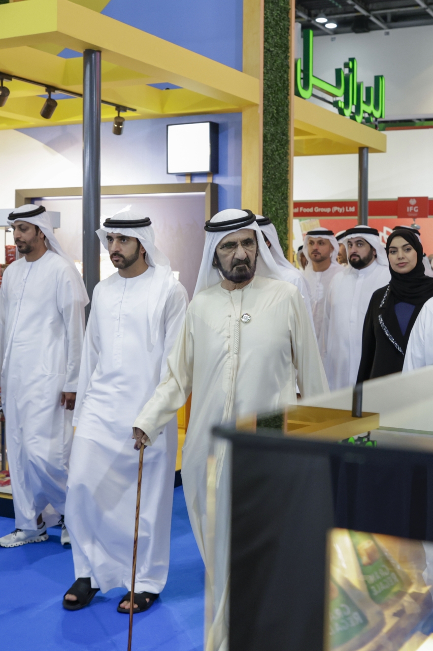 "محمد بن راشد يزور جلفود يرافقه حمدان بن محمد وأحمد بن محمد وآمنة الضحاك وجانب من الحضور"