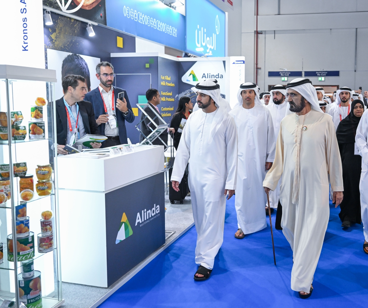 "محمد بن راشد يتفقد المعرض يرافقه حمدان بن محمد وأحمد بن محمد وهلال المري | تصوير: محمد هشام"