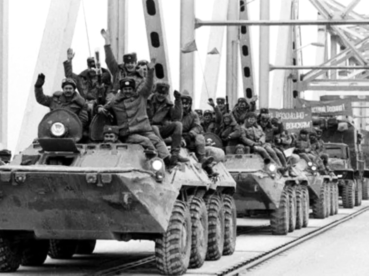 "1989 مغادرة آخر رتل سوفييتي العاصمة الأفغانية كابول بعد 9 سنوات من الغزو."