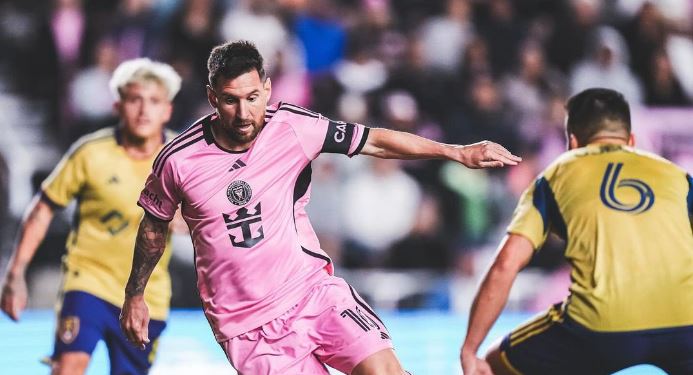 الدوري الأمريكي... ليونيل ميسي يراوغ لاعبًا مصابًا (فيديو)