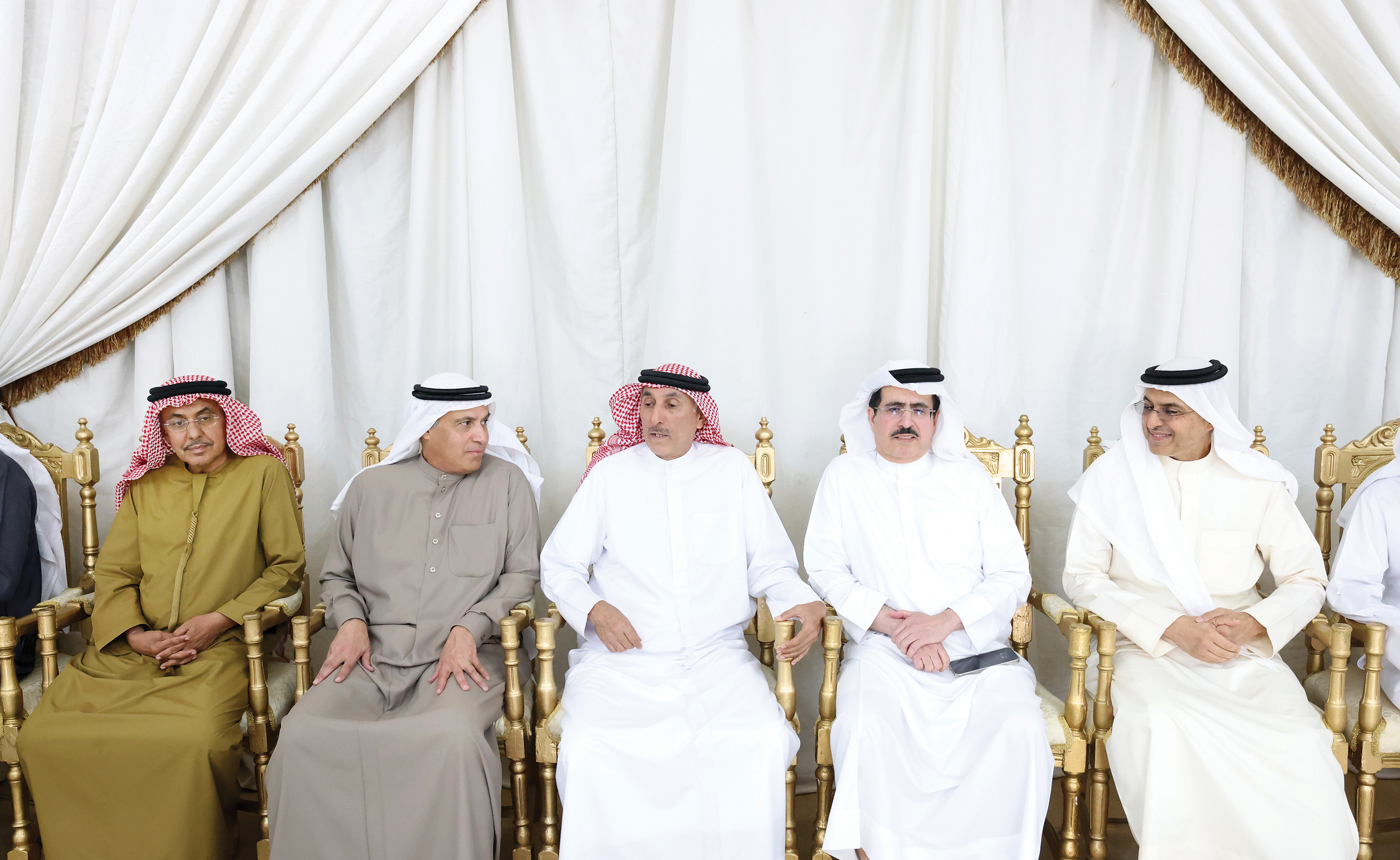 "عمر بن صقر القاسمي وسعيد الطاير وعبدالله الغرير وجمعة الغرير خلال مجلس العزاء"