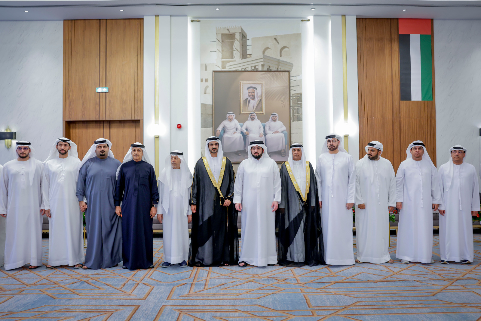 "أحمد بن محمد خلال الحفل بحضور محمد القرقاوي وإسماعيل القرقاوي وعبد اللطيف القرقاوي ومروان القرقاوي ونبيل القرقاوي وطلال القرقاوي وأحمد القرقاوي وطارق القرقاوي والعريس"
