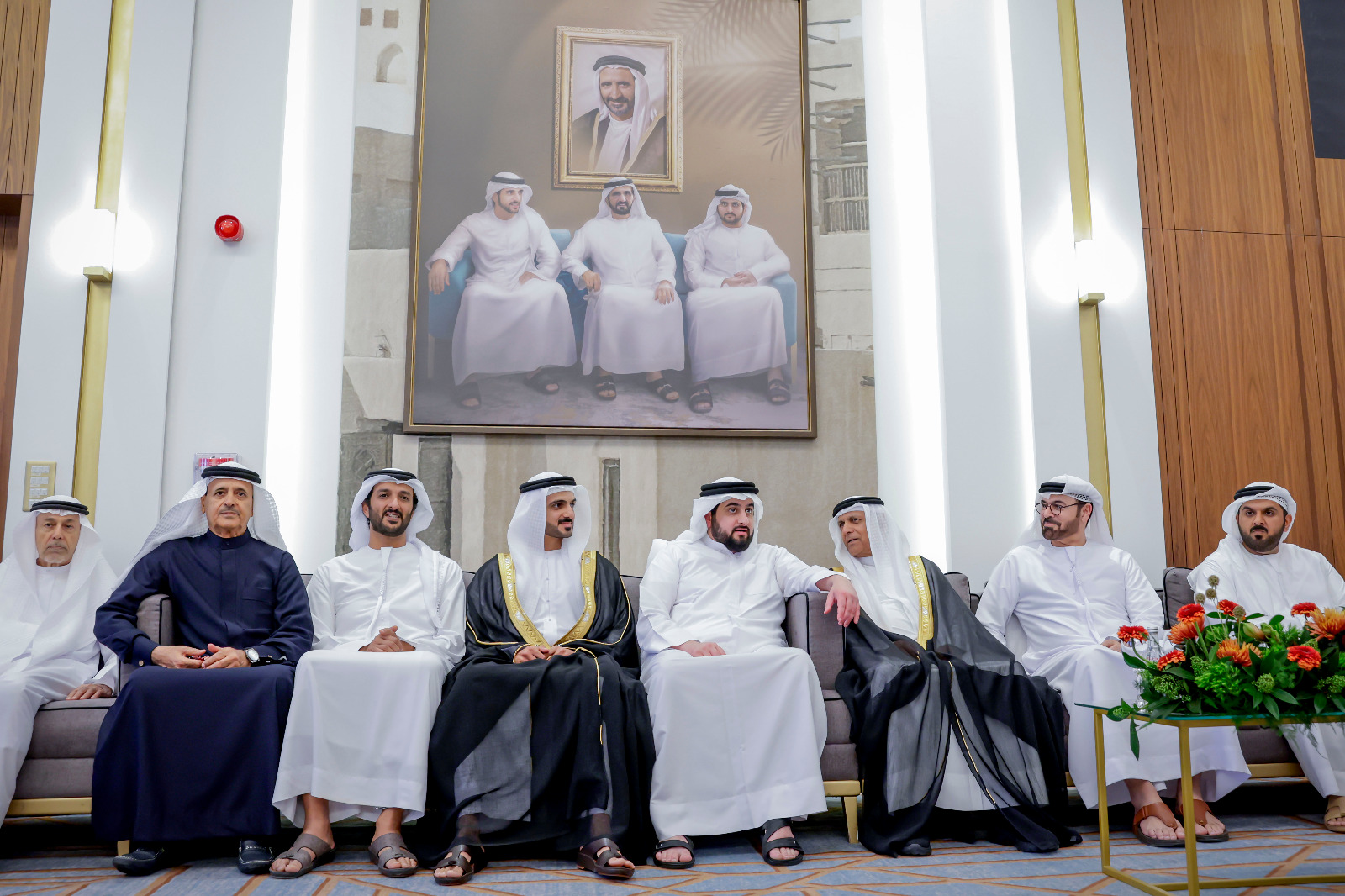 "أحمد بن محمد خلال الحفل بحضور محمد القرقاوي وعبدالله بن طوق وإسماعيل القرقاوي وعبد اللطيف القرقاوي وطلال القرقاوي وأحمد القرقاوي والعريس | تصوير: خليفة عيسى وإبراهيم صادق"