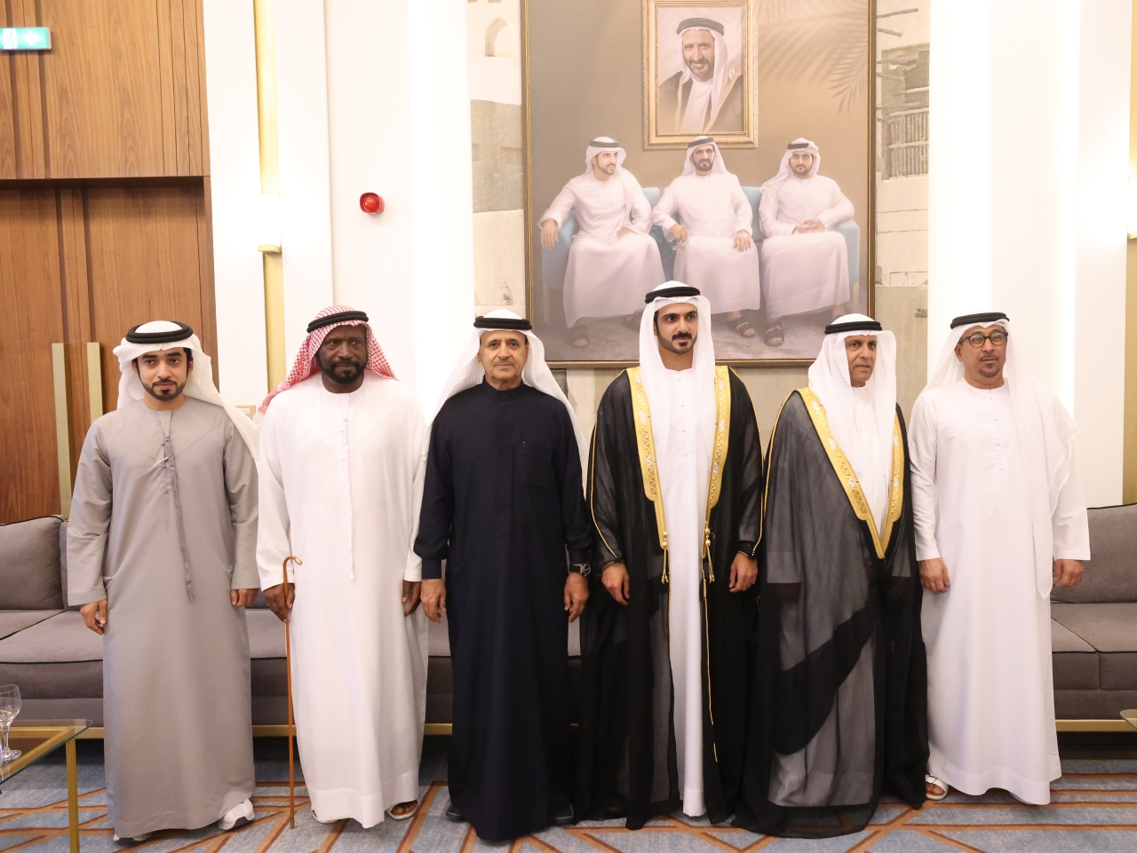 "داوود الهاجري وإسماعيل القرقاوي وعبد اللطيف القرقاوي ومحمد عبداللطيف القرقاوي خلال الحفل"