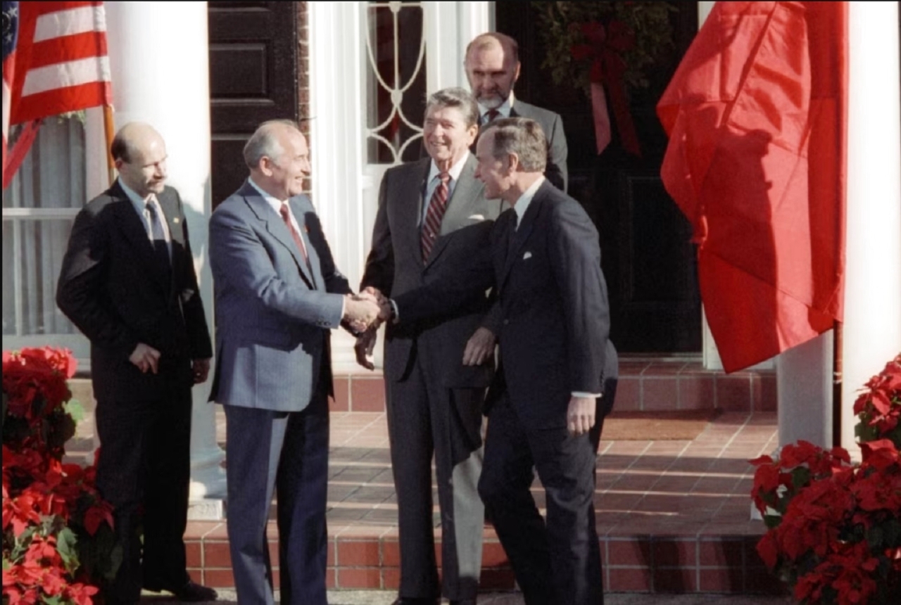 "1991 الإعلان عن تفكيك حلف وارسو الذي تأسس عام 1955 رداً على حلف شمال الأطلسي (ناتو)."