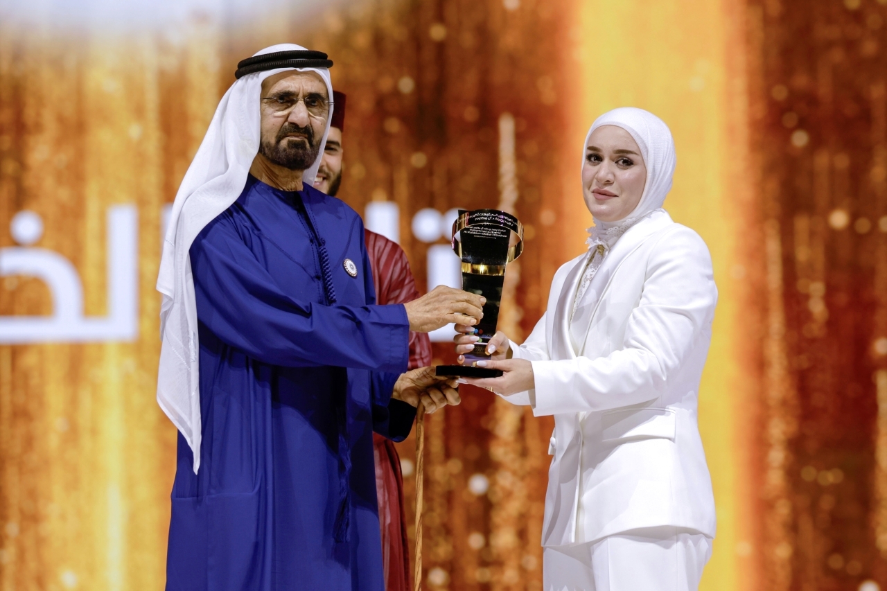 "محمد بن راشد مكرماً صانعة الأمل تالا الخليل"
