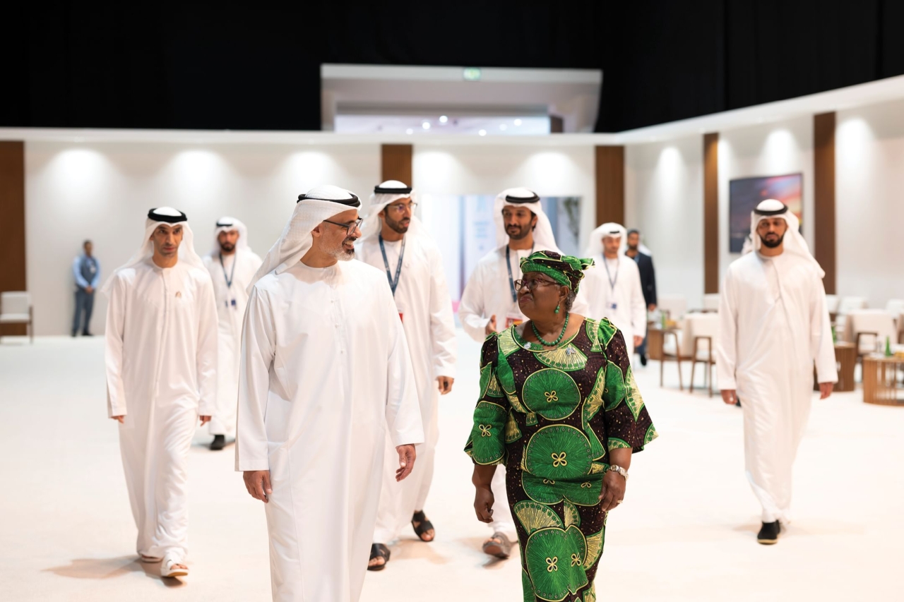 "خالد بن محمد خلال افتتاح المؤتمر بحضور شخبوط بن نهيان ونجوزي أوكونجو وعبد الله بن طوق وثاني الزيودي | وام"