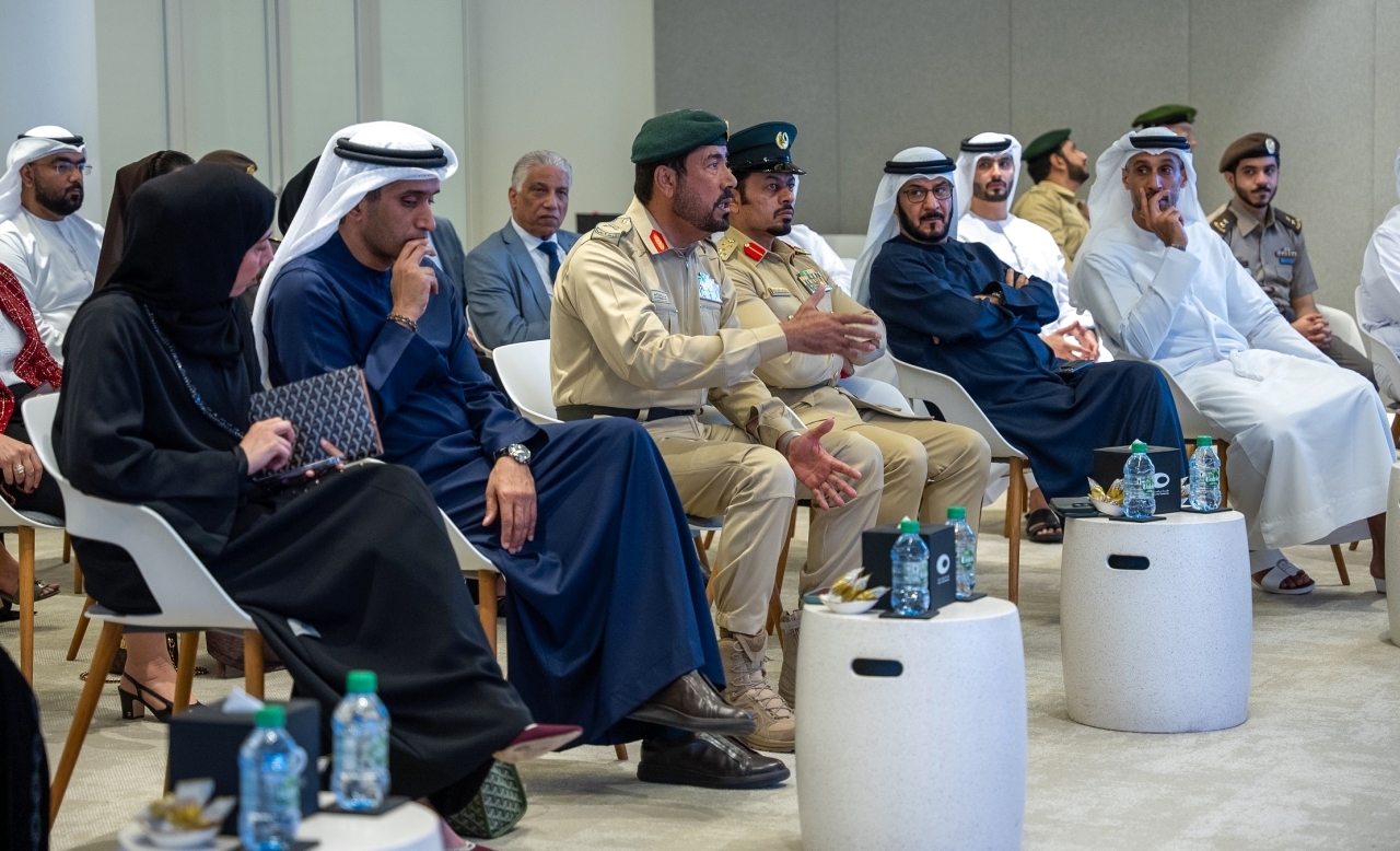 "عبدالله البسطي وخلفان بلهول والمسؤولون خلال اللقاء | من المصدر"