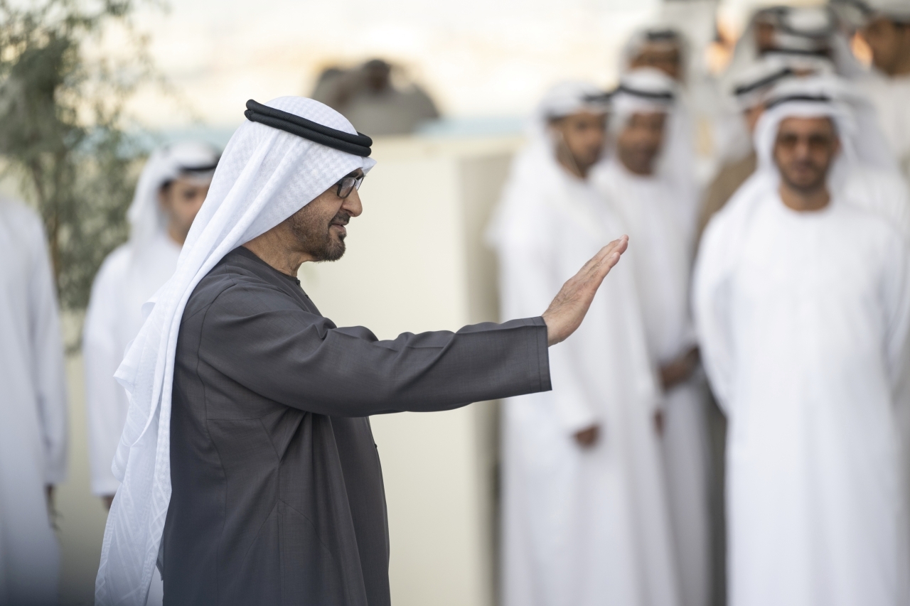 رئيس الدولة يبحث التعاون مع رئيس القمر المتحدة