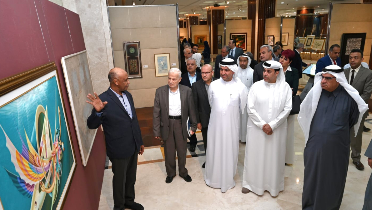الفائزون بجائزة «العويس» يستعرضون تجاربهم ويوقعون كتبهم