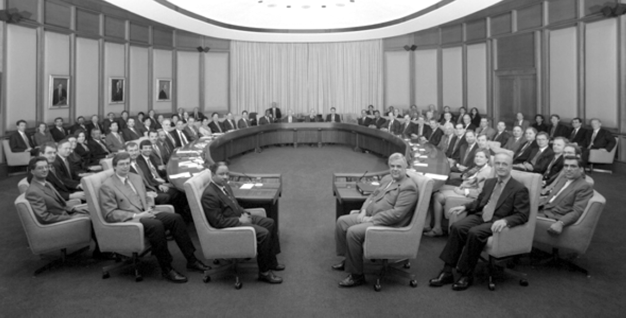 "1947 صندوق النقد الدولي يبدأ بممارسة أعماله، بعد اتفاق الدول الأعضاء في الأمم المتحدة على إنشائه."