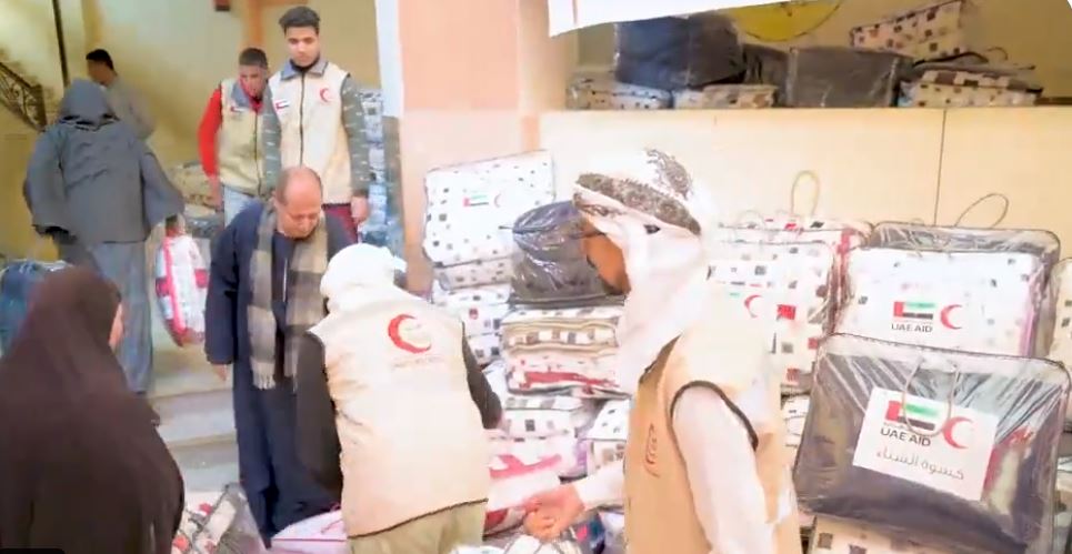 الهلال الأحمر يوزع معونات شتوية على  6 آلاف مستفيد في عدد من المحافظات المصرية