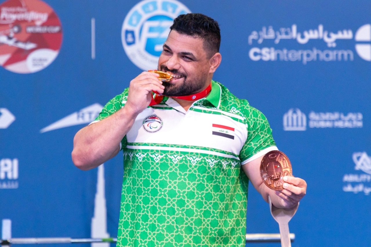 "رسول محسن محتفلاً بالإنجاز | البيان"