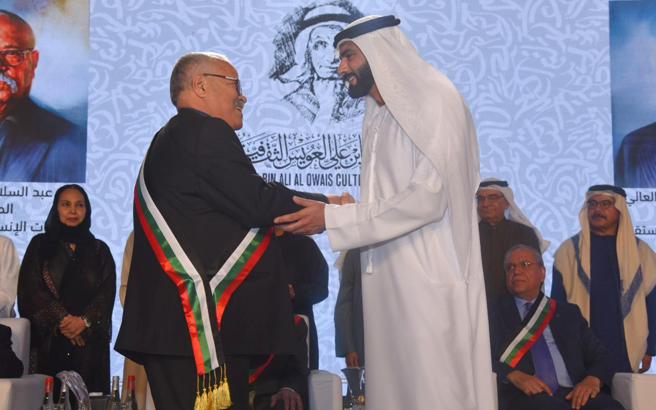 "سالم القاسمي يكرم عبدالسلام بنعبد العالي"