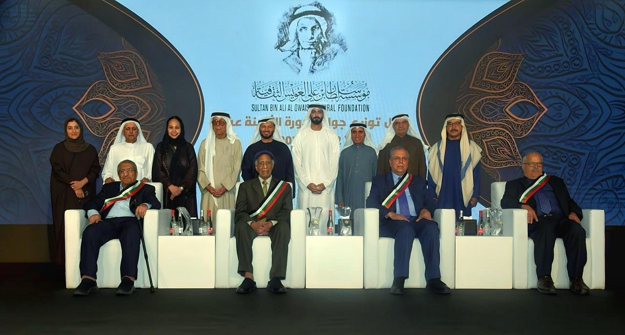 "سالم القاسمي وأنور قرقاش و سليمان الجاسم وعبد الغفار حسين وعبد الحميد أحمد ومحمد المطوع وفاطمة الصايغ ونجلا العور وناصر الظاهري خلال لقطة تذكارية مع الفائزين | من المصدر"