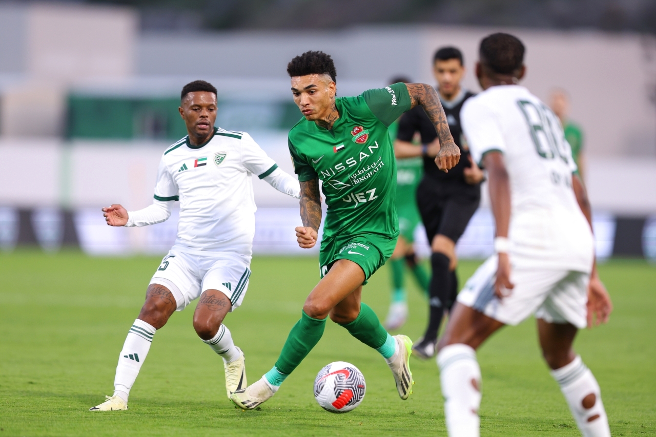 "شباب الأهلي تغلب على خورفكان بثلاثية | تصوير: زيشان أحمد"