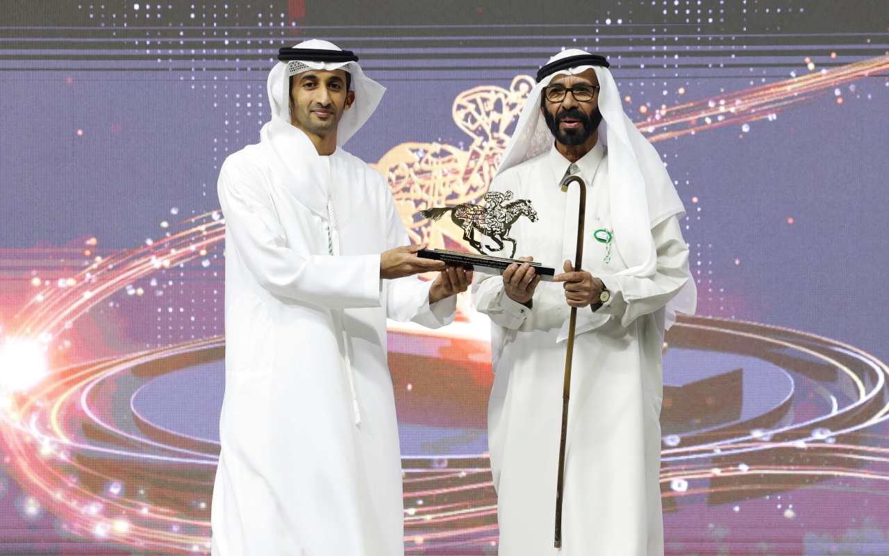 "راشد بن دلموك مكرماً علي بالجافلة | البيان"