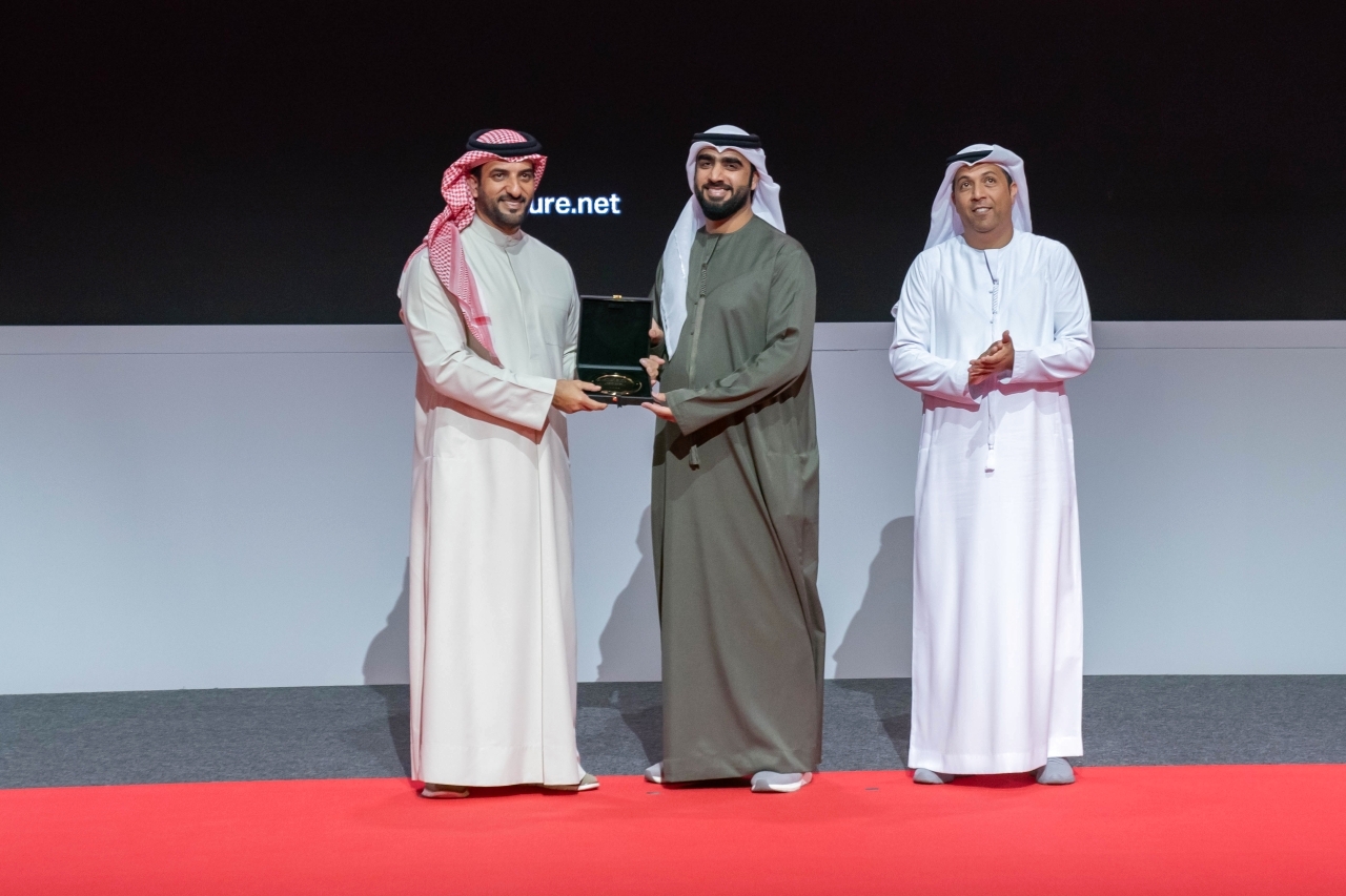 سلطان بن أحمد يكرم الفائزين بجوائز إكسبوجر العالمية للتصوير الفوتوغرافي