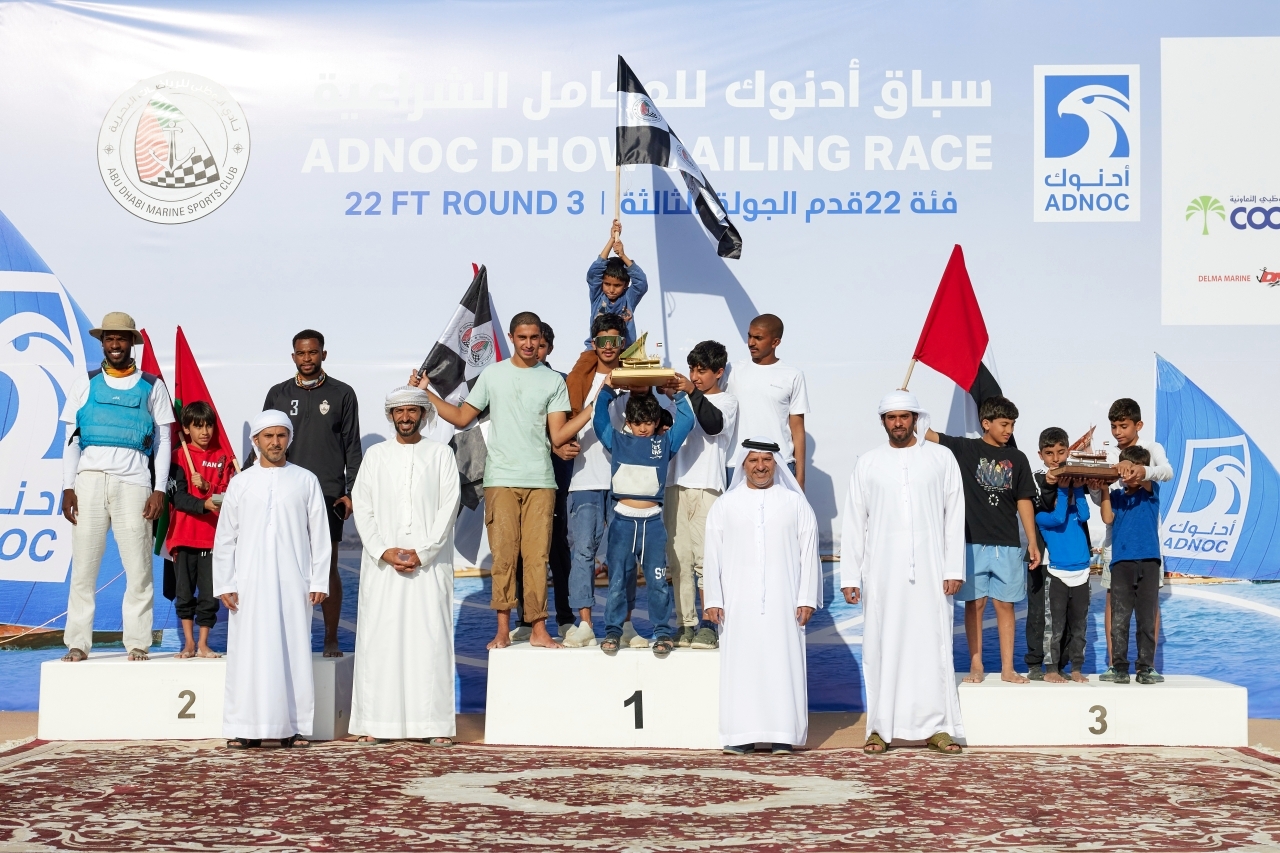 "أبطال المحامل الشراعية على منصة التتويج | البيان"