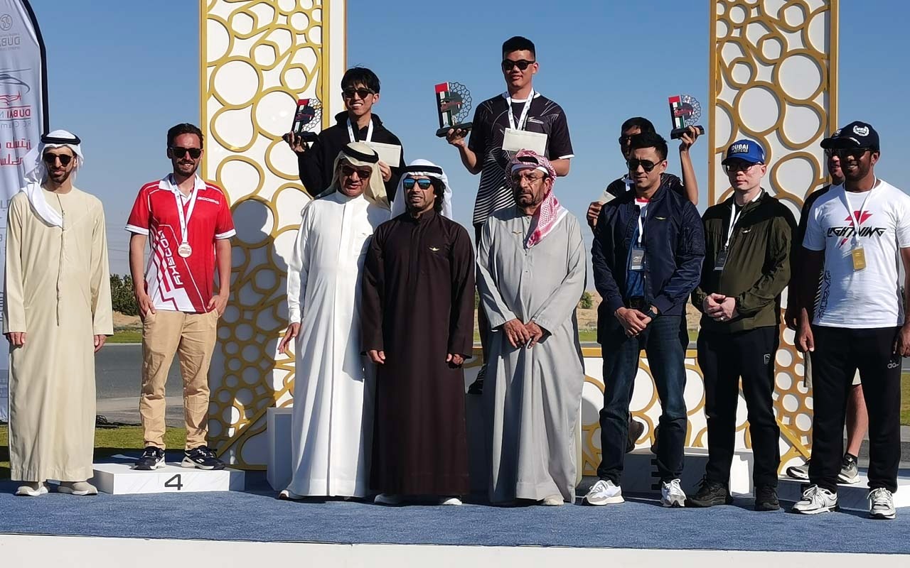 "نصر النيادي خلال مراسم التتويج بحضور يوسف الحمادي ومحمد يوسف | البيان"