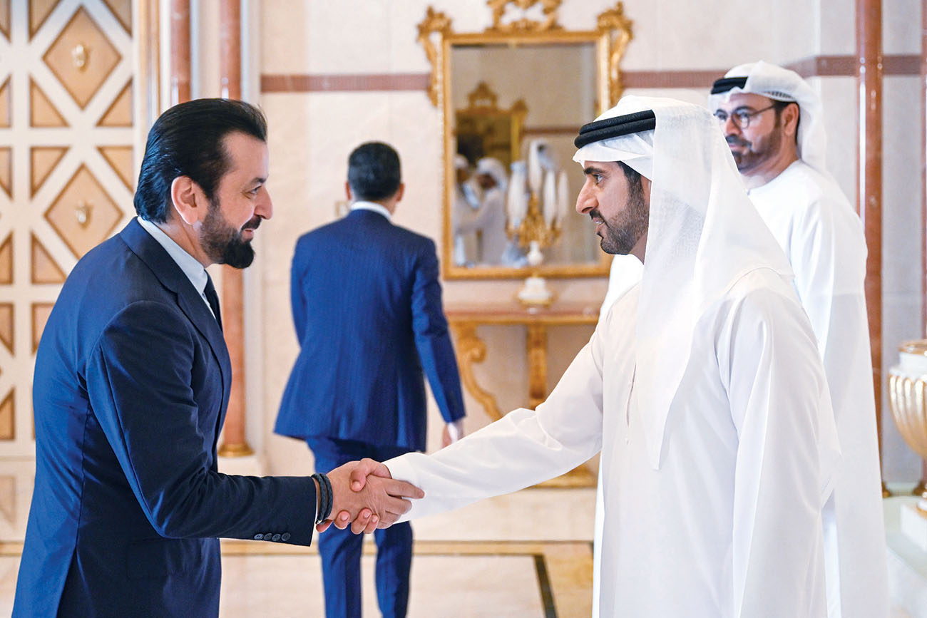 "حمدان بن محمد مصافحاً عادل مارديني بحضور محمد القرقاوي"
