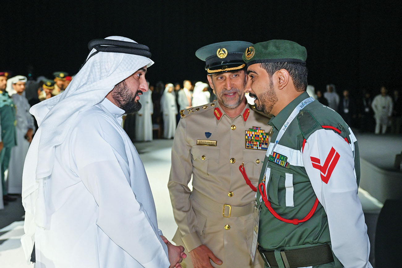 "سموه يستمع بحضور عبدالله المري إلى مراد عباس أحد أبطال شرطة دبي"
