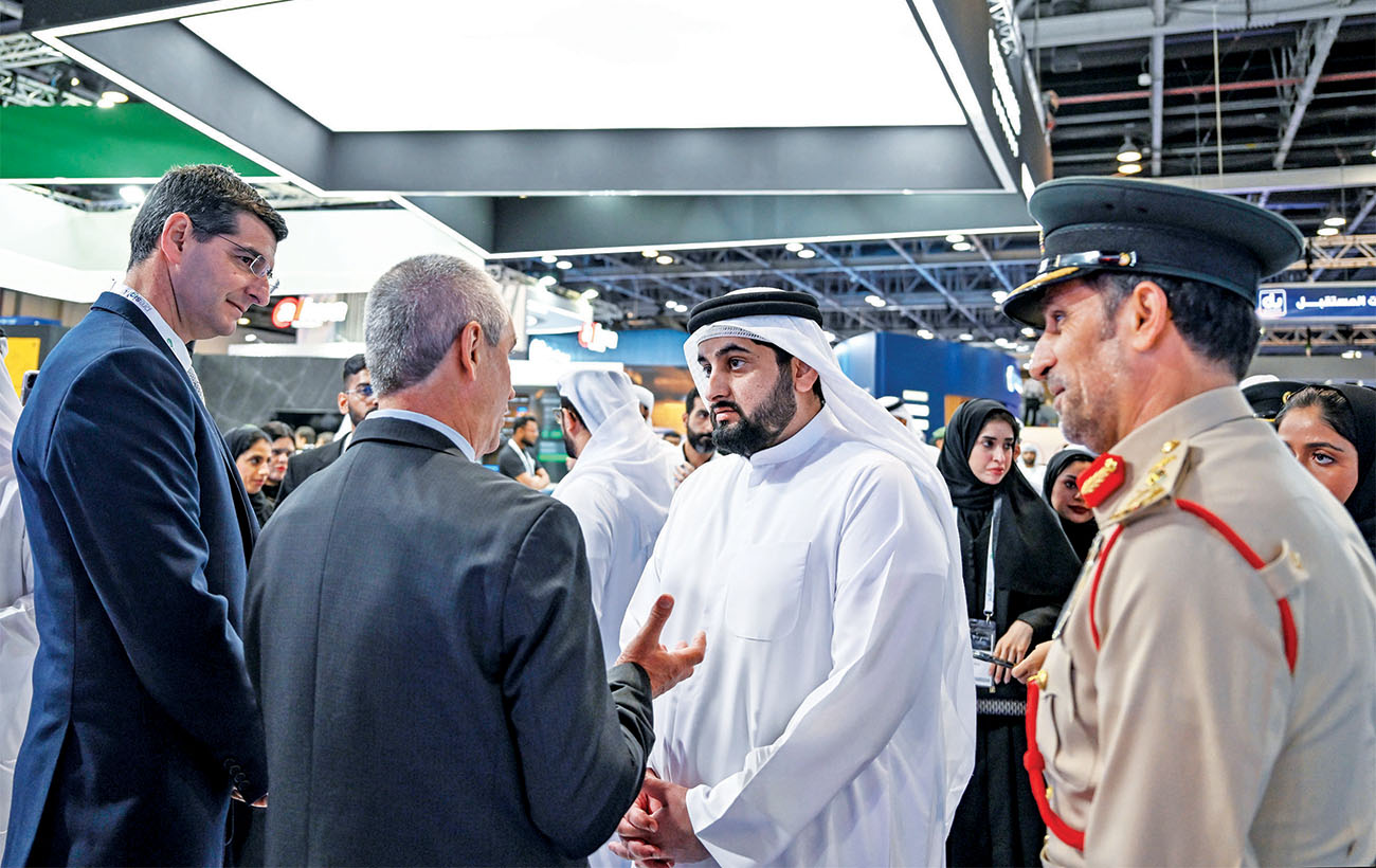"أحمد بن محمد في حديث مع المشاركين بحضور عبدالله المري"