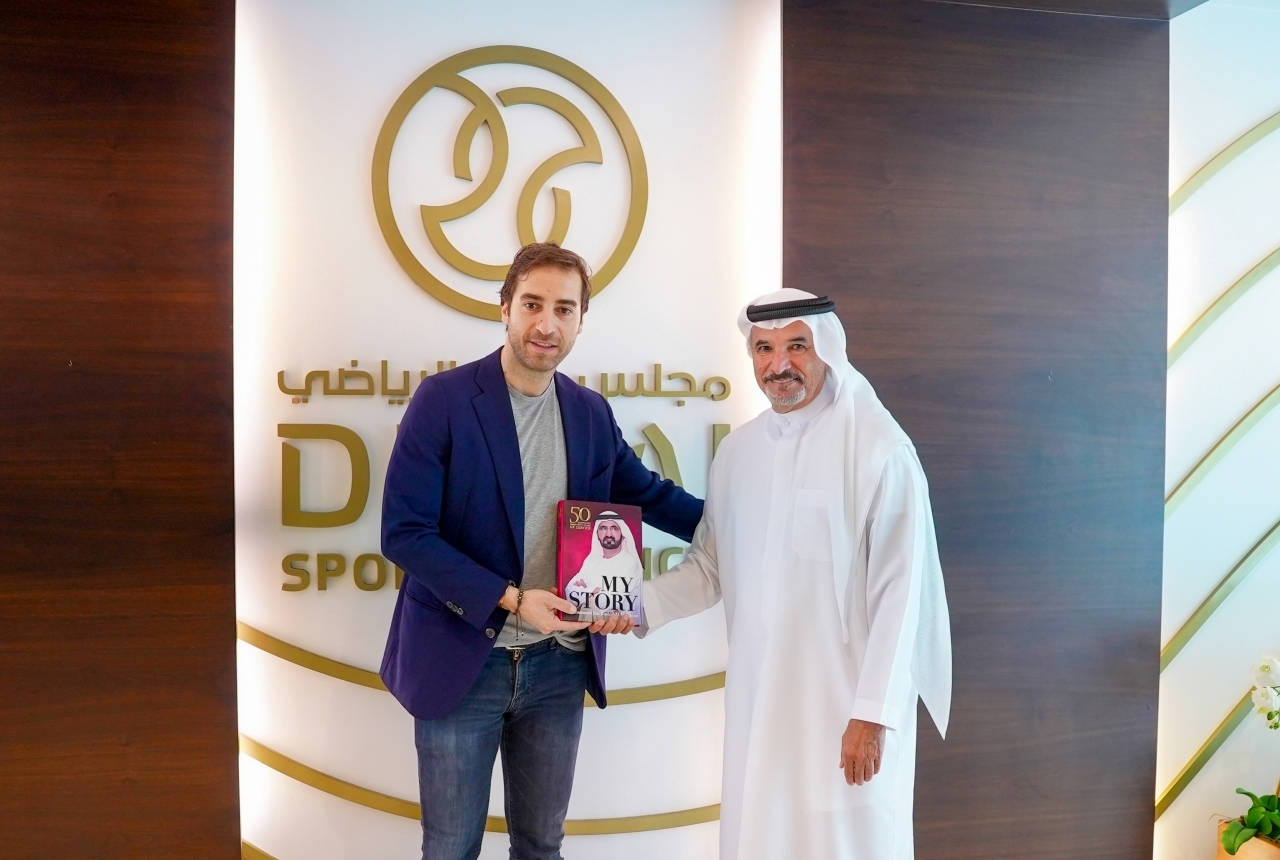 "سعيد حارب يهدي النسخة الإنجليزية لكتاب «قصتي» إلى ماتيو فلاميني | البيان"