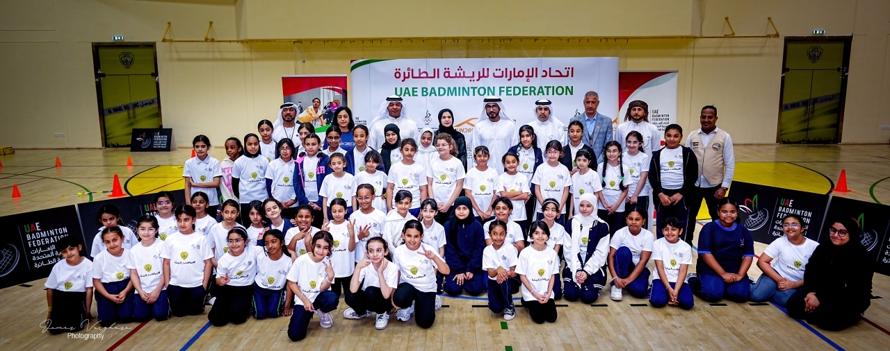 "غانم الهاجري يتوسط الأطفال المشاركين في المهرجان بحضور نورة الجسمي | البيان"