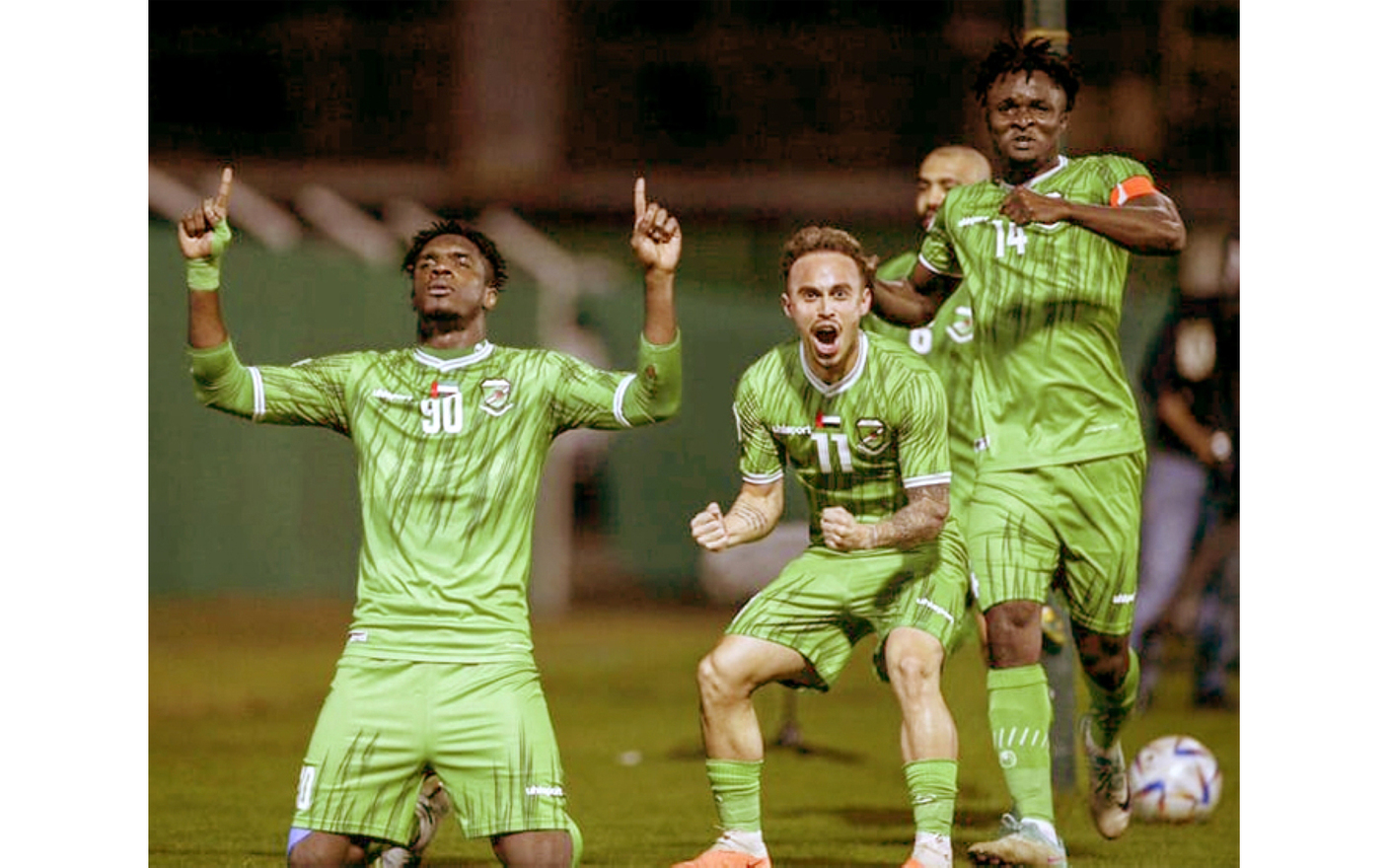 "تامبورا يحتفل بأحد أهدافه مع لاعبي العروبة | البيان"