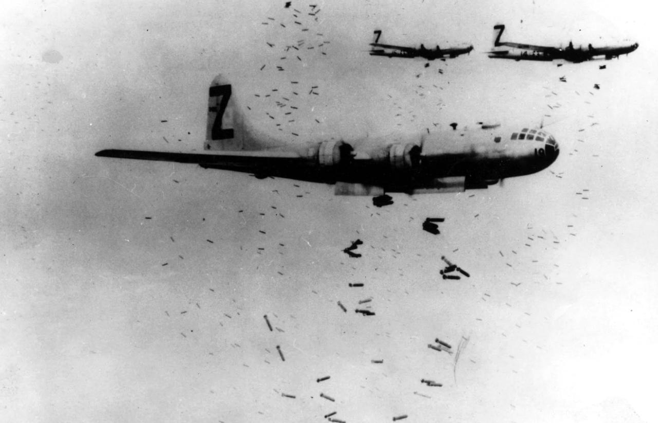 "1945 مقاتلات أمريكية تسقط على طوكيو قنابل تزن 2000 طن ما أدى لمقتل نحو 130.000 من المدنيين"