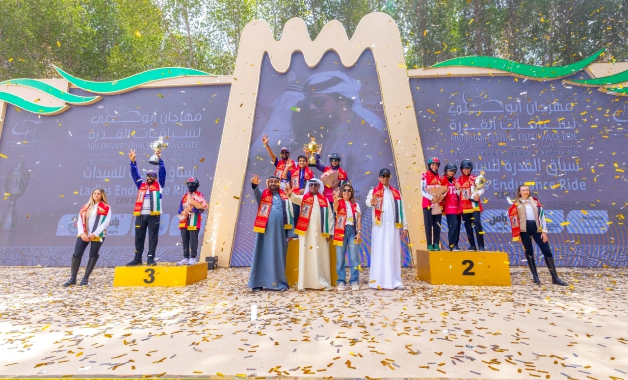 "جانب من تتويج الفارسات الفائزات بقرية الوثبة | البيان"