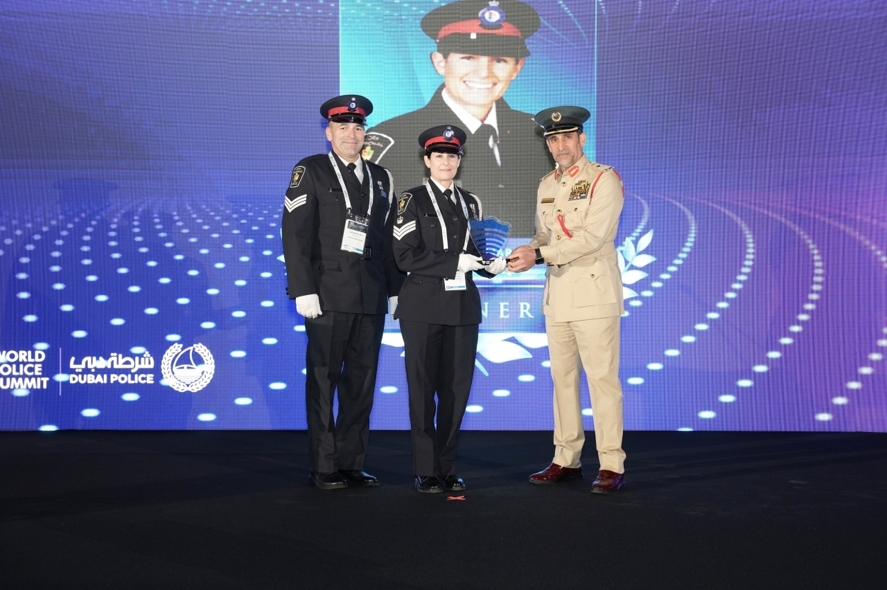 عبدالله المري يكرم الفائزين في جوائز القمة الشرطية