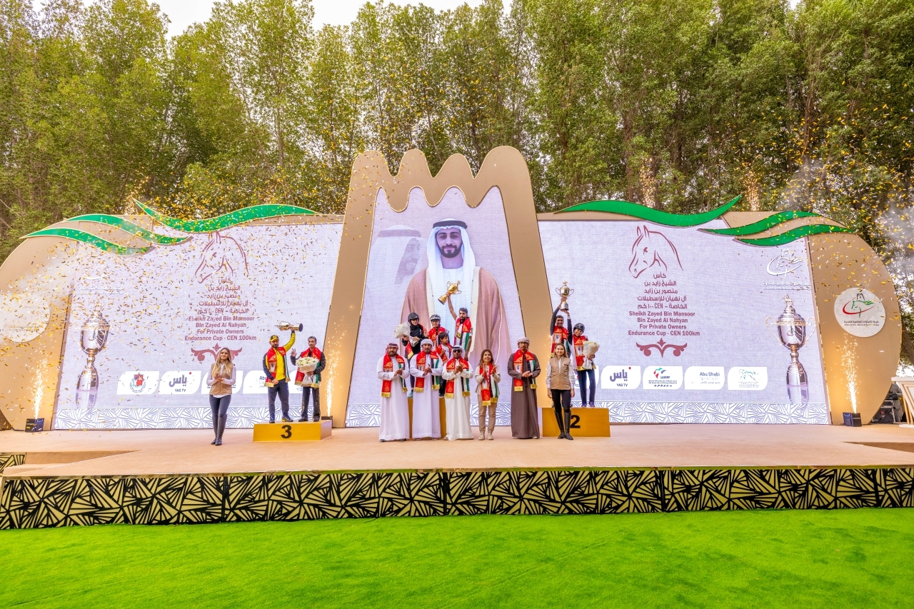 "مسلم العامري ومحمد الحضرمي وعبدالرحمن الرميثي ولارا صوايا مع أبطال السباق خلال حفل التتويج | البيان"