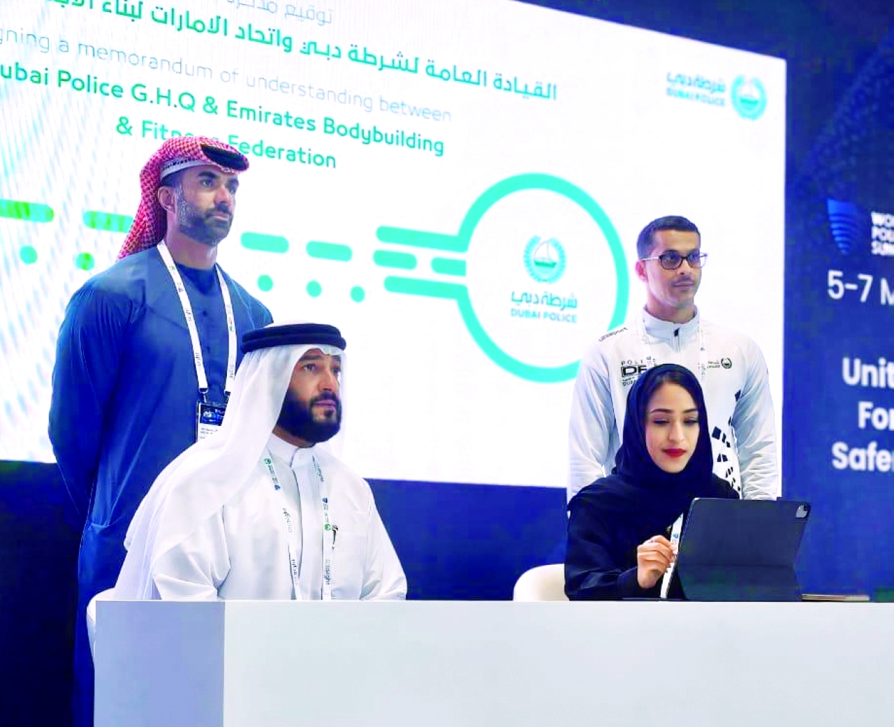 "علي بن حيدر ومريم المطروشي خلال توقيع اتفاقية التعاون - البيان"