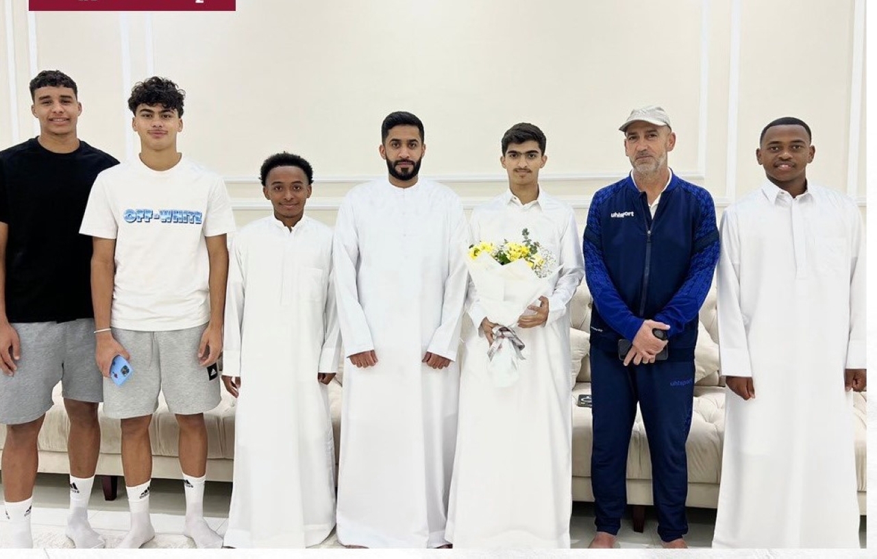 "إدارة الحمرية خلال زيارة اللاعب عمر محمد | البيان"