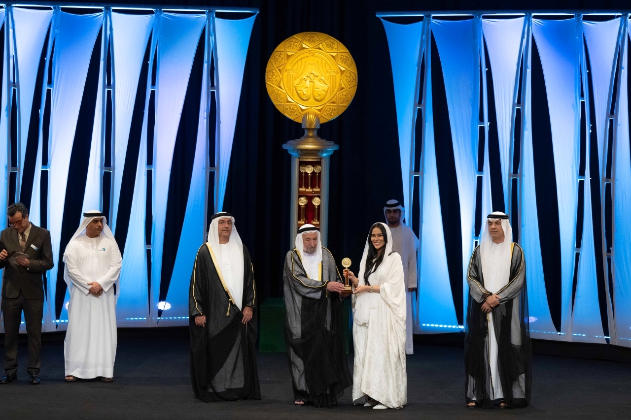 سلطان القاسمي يكرّم الفائزين بجوائز أيام الشارقة المسرحية