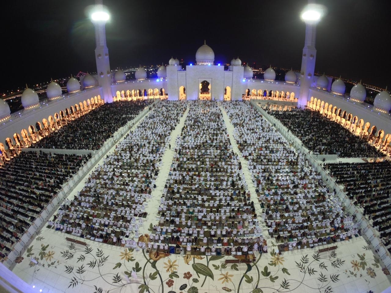 جامع الشيخ زايد يستعد لاستقبال الزوار والمرتادين