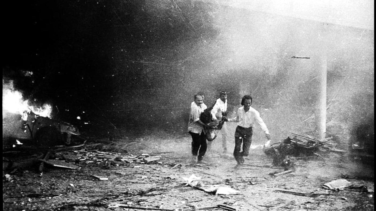 "1993 انفجار عدد من القنابل في مومباي الهندية يخلف 300 قتيل والعديد من الجرحى."